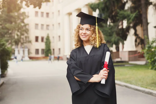 Gelukkig jonge vrouw op de dag van haar afstuderen. — Stockfoto