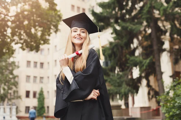 Gelukkig jonge vrouw op de dag van haar afstuderen. — Stockfoto