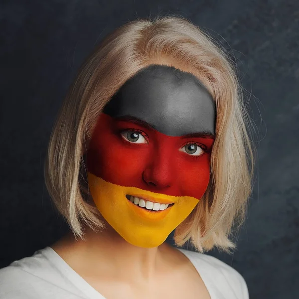 Mujer joven con bandera alemana pintada en la cara — Foto de Stock