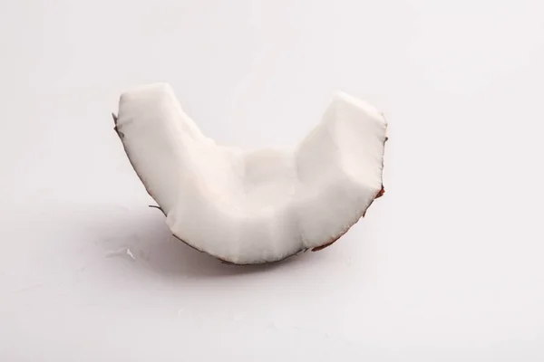 Kokosowy kawałek na białym tle — Zdjęcie stockowe