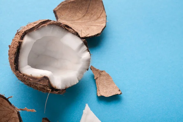 Closeup cocos saudáveis em um fundo azul claro — Fotografia de Stock