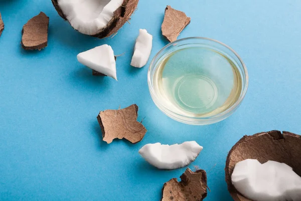 Placa com água de coco sobre fundo azul — Fotografia de Stock