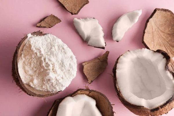 Kokosowe mąka i orzechy na różowym tle — Zdjęcie stockowe