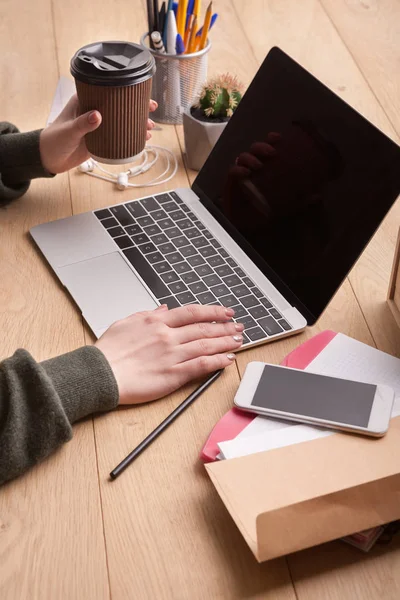 Gros plan des mains féminines tapant sur le clavier de l'ordinateur portable — Photo