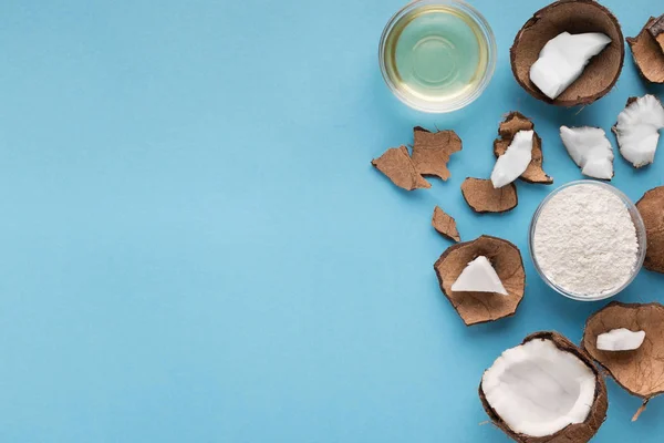 Placa com farinha de coco e água sobre fundo azul — Fotografia de Stock