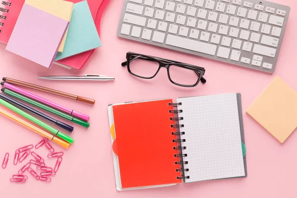 Brille und Tastatur auf dem Schreibtisch — Stockfoto