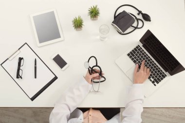 Doktor Ofis Masası, üstten görünüm oturan