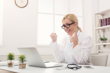 Vasıl okul sırası oturan gözlüklü heyecanlı doktor