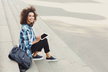 Mutlu genç kadın dijital tablet açık havada kullanma