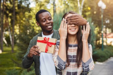 kız arkadaşıyla hediye şaşırtıcı adam