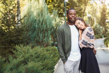 Mutlu çiftimiz parkta sarılma alanı Kopyala