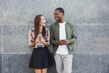 Mutlu çift şehir kopya uzayda sarılma