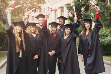Bir grup mezunlarının kutluyor