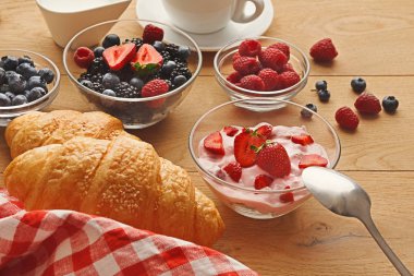 Continental Kahvaltı croissants ve doğal ahşap üzerine çilek ile