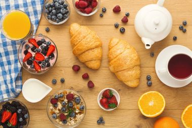 Continental Kahvaltı croissants ve çilek doğal tarih ile woo