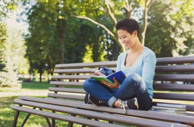 Shorthaired kız öğrenci açık havada yazma