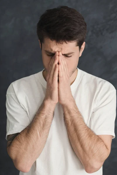 Portret van hoopvol man bidden, — Stockfoto