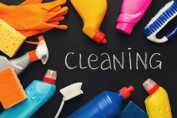 Limpeza de suprimentos e produtos para casa arrumar — Fotografia de Stock