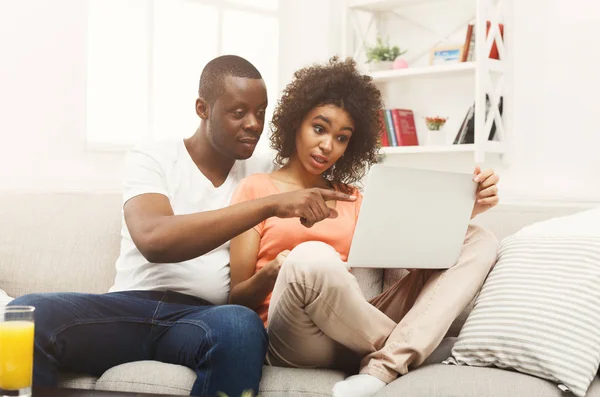Joven pareja afroamericana trabajando en laptop —  Fotos de Stock