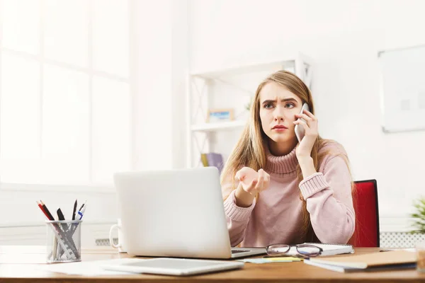 Mujer de negocios seria en el trabajo hablando por teléfono — Foto de Stock