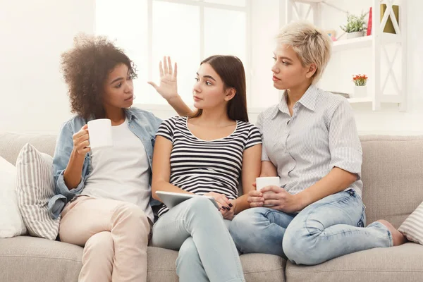 Tres amigas usando tableta y tomando café — Foto de Stock