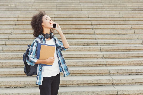 Fiatal nő beszélt telefonon, és mosolyogva szabadban — Stock Fotó