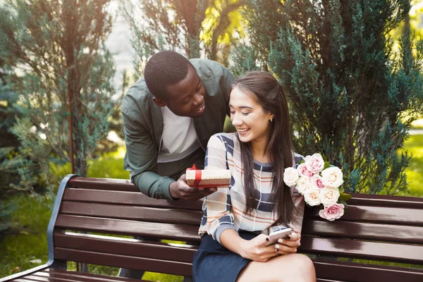 Muž dávat květiny a dárky pro svou přítelkyni — Stock fotografie