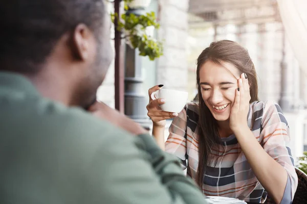 Joven chica aburrida bebiendo café en una cita en un café —  Fotos de Stock