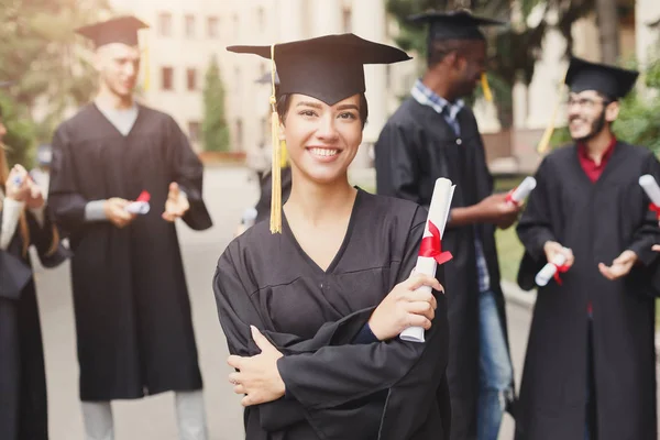 Šťastná mladá žena na její maturitní den. — Stock fotografie