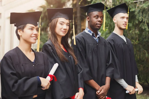 Um grupo de graduados comemorando — Fotografia de Stock