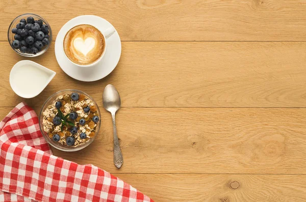 Pequeno-almoço rico em mesa de madeira natural — Fotografia de Stock