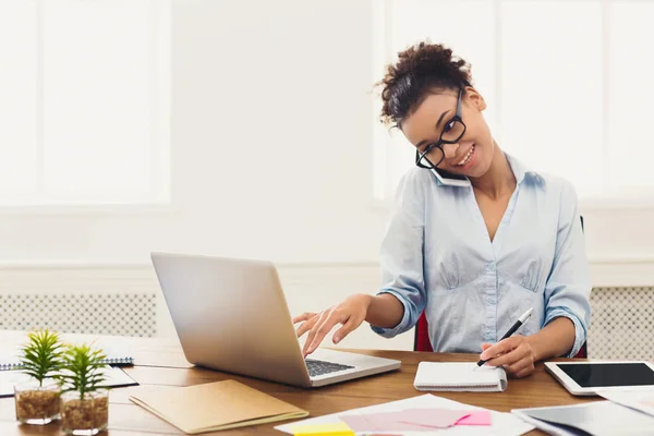 Business talk, conseil femme par téléphone au bureau — Photo