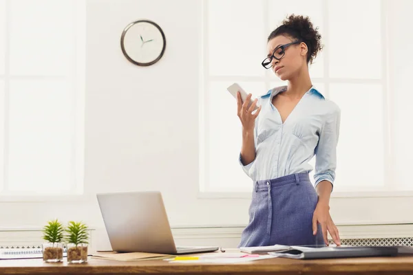 Mujer de negocios con teléfono móvil en la oficina —  Fotos de Stock