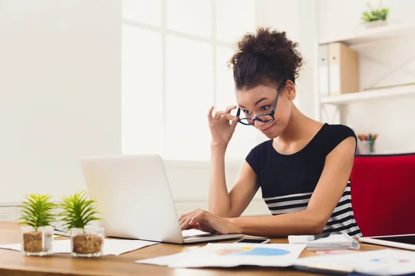 Glückliche Geschäftsfrau arbeitet im Büro am Laptop — Stockfoto