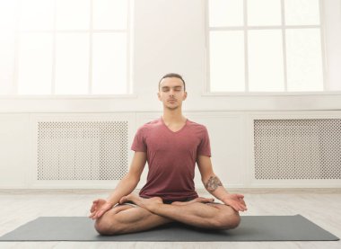Genç adam pratik yoga, meditasyon poz sakin ol