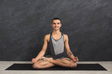 Genç adam pratik yoga, meditasyon poz sakin ol