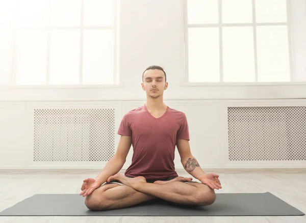 Ung man praktisera yoga, koppla av meditation pose — Stockfoto