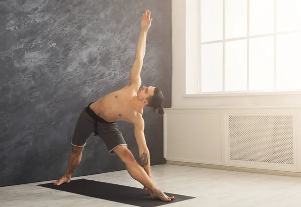 Fitness man plankan tränar inomhus — Stockfoto