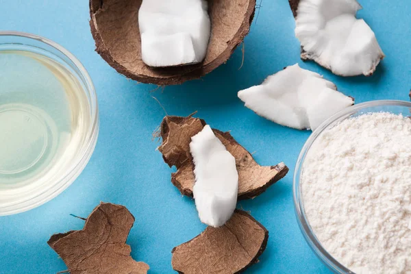 Placa com farinha de coco e água sobre fundo azul — Fotografia de Stock