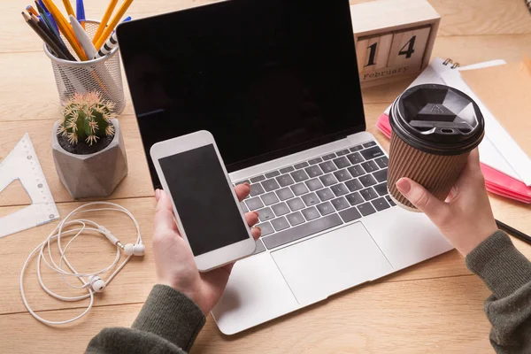 Fechar as mãos femininas segurando smartphone e xícara de café — Fotografia de Stock