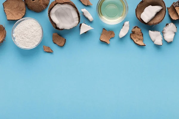 Plattan med kokos mjöl och vatten på blå bakgrund — Stockfoto