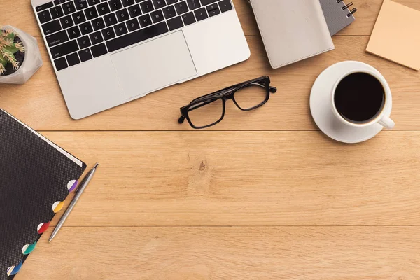 Houten tafel met laptop bovenaanzicht, kopie ruimte — Stockfoto