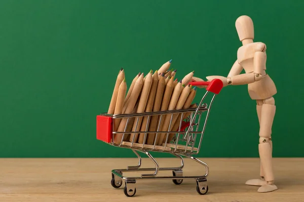ショッピングカートのミニチュア木製のマネキン — ストック写真
