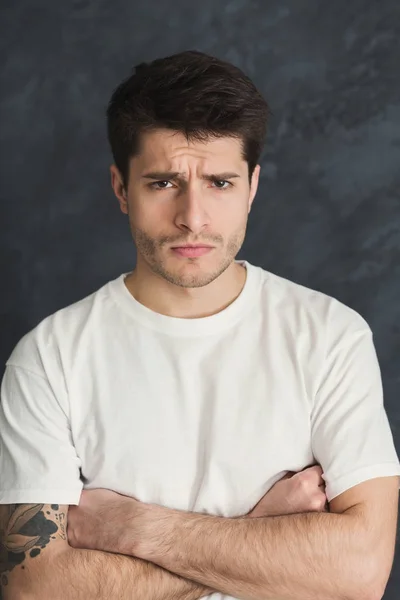 Sintiéndose molesto, retrato de hombre triste —  Fotos de Stock