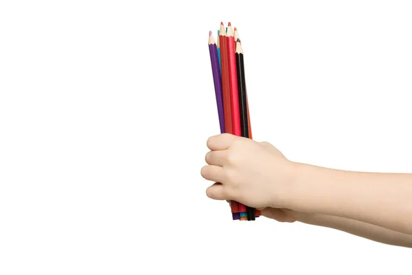 Barnens hand som håller färgglada pennor, isolerade — Stockfoto