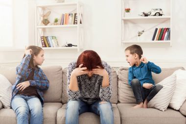 Çocuklar kavga üzerinde yorgun annesi olduğu