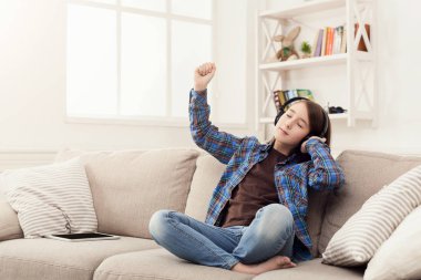 Evde kulaklık müzik kız dinle