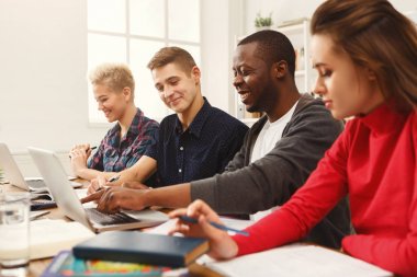 Grup çeşitli öğrenci ahşap masa eğitim