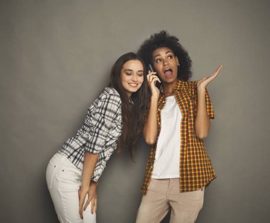 Kız konuşmak kız mobil telefonuna kulak misafiri