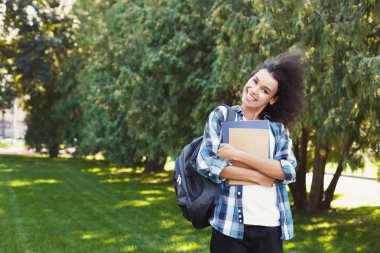 Öğrenci kızla park açık havada kitaplar